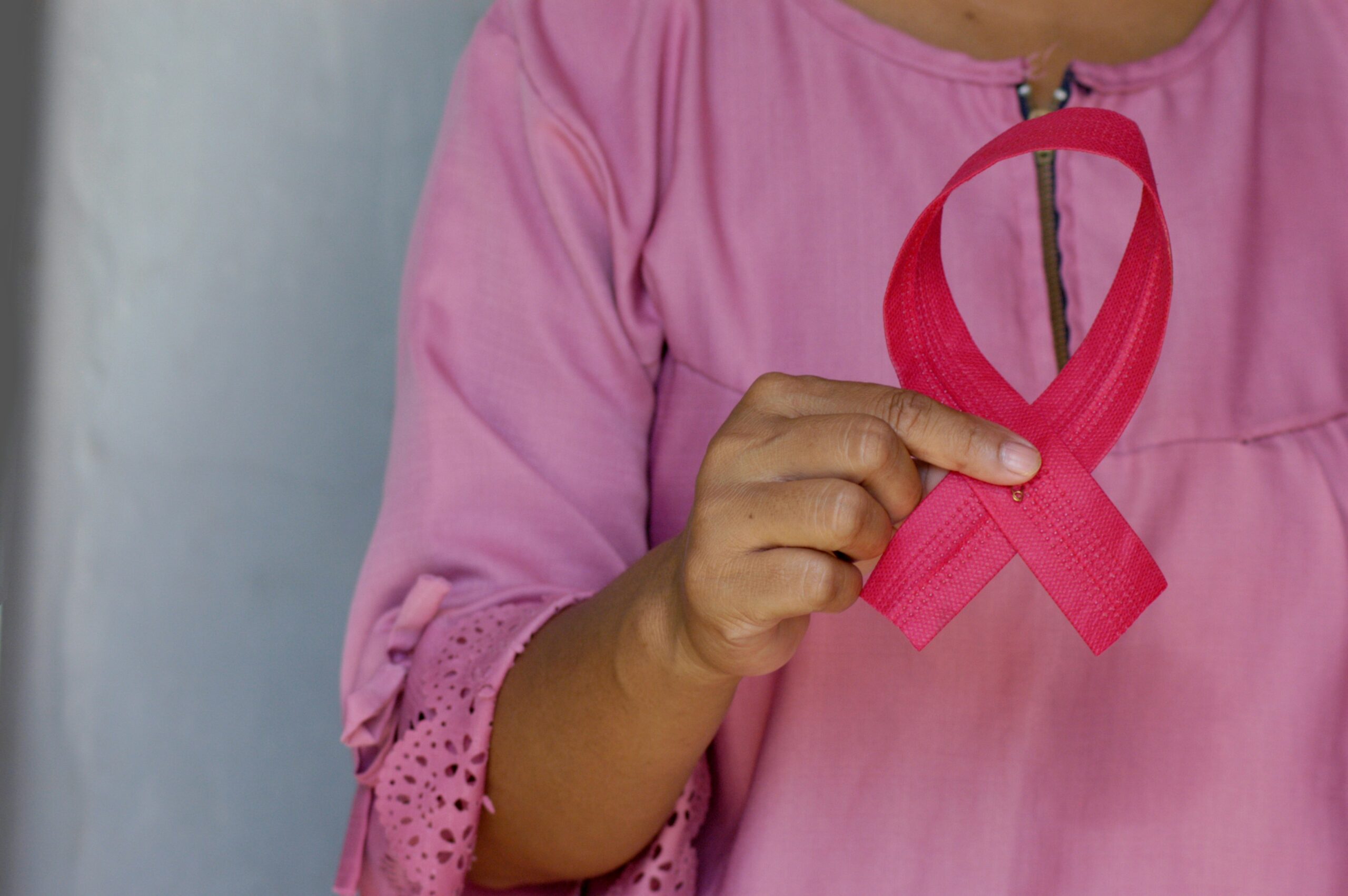 Octobre Rose : quand les marques cosmétiques financent la lutte contre le cancer du sein… tout en formulant des produits avec des substances très controversées